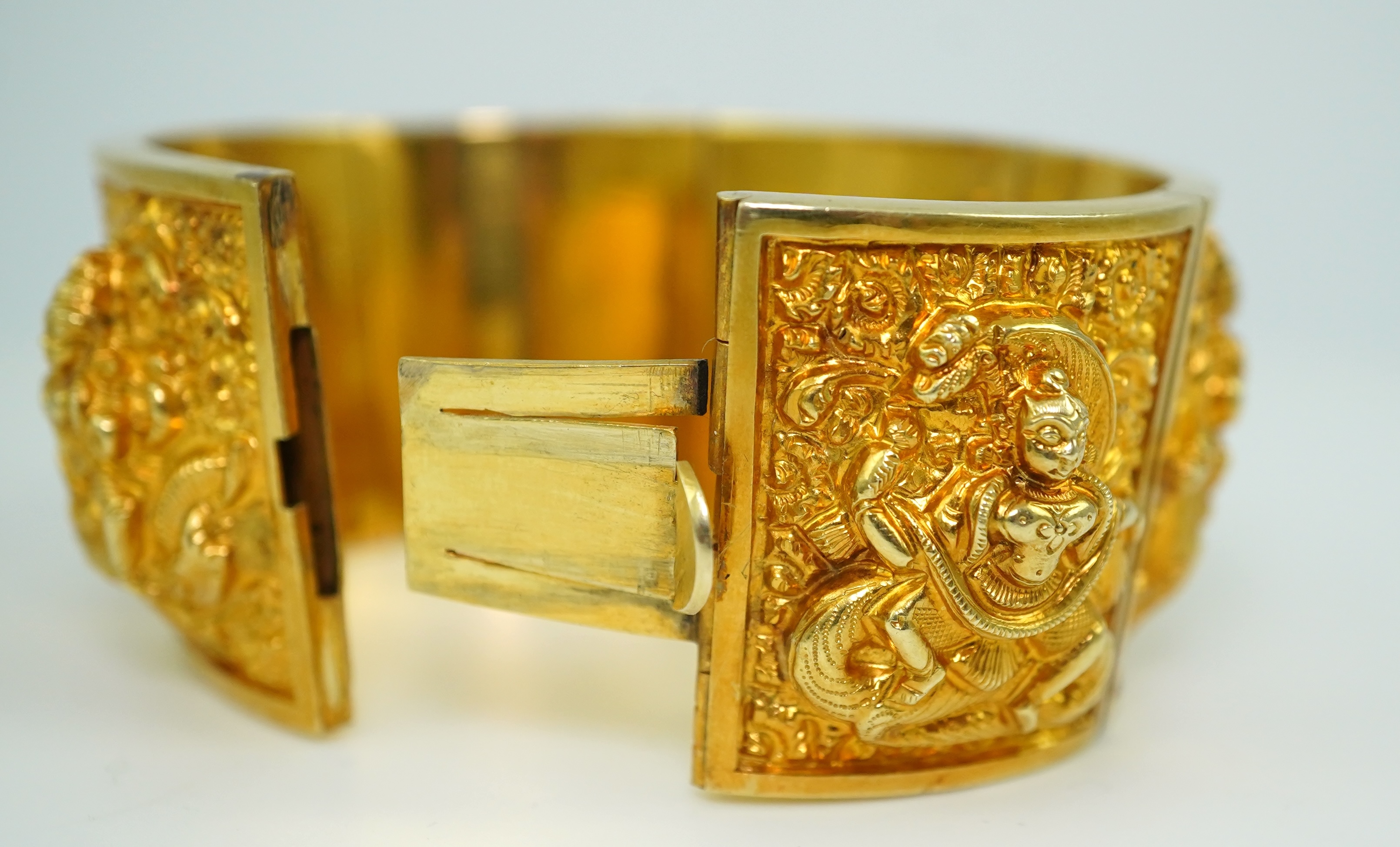 A gold cuff bracelet, early 20th century